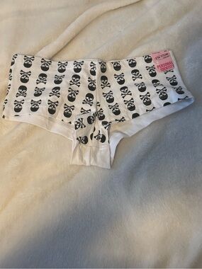 White & Black Skull Print Women's boy shorts underage